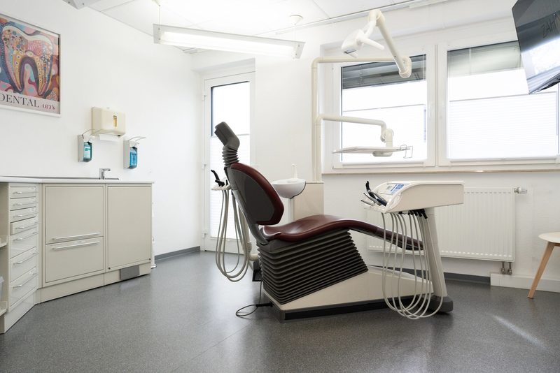 Helles Behandlungszimmer