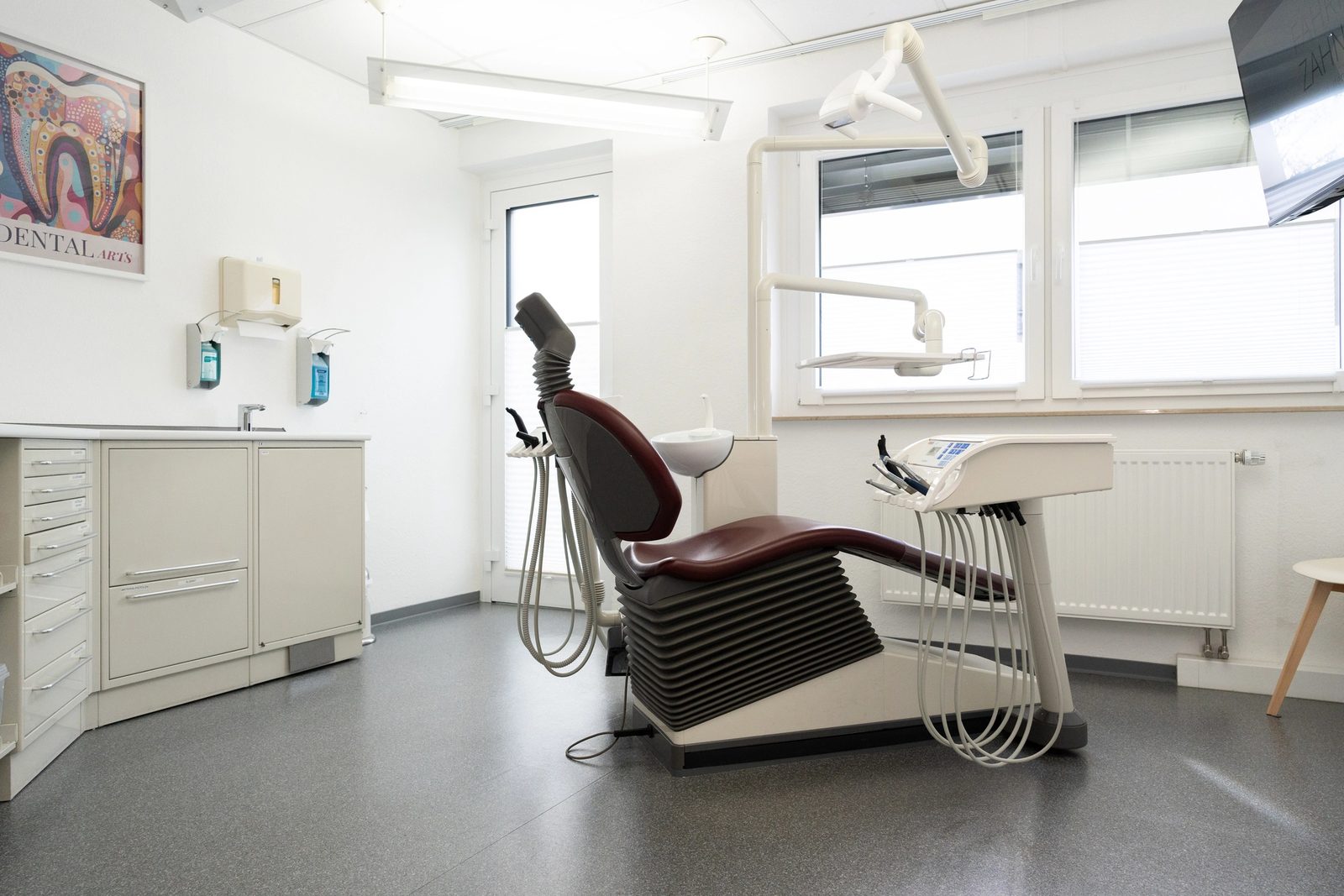 Helles Behandlungszimmer mit großen Fenstern