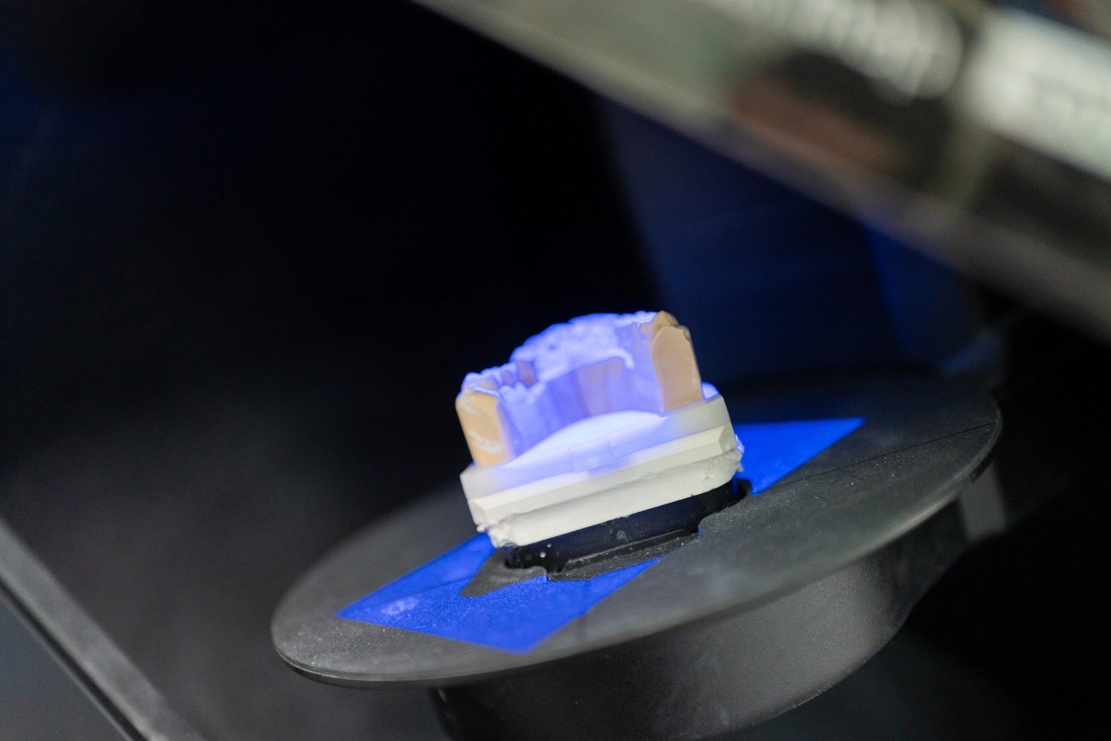 Keramikblock in der CEREC-Fräsmaschine