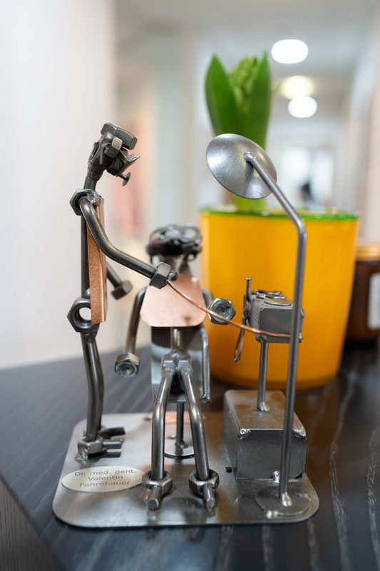 Kleine Zahnarzt-Figur als Dekoration in der Praxis